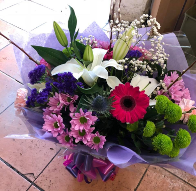 Signature Handtie - Signature Handtie - flowers may vary